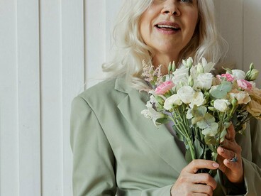 "Sinto falta dos seus olhos de topázio verde e de como iluminavam o ambiente quando você ria. Sinto falta da sua pele macia e da maneira como seu toque podia tornar qualquer dificuldade mais suportável. De como você nunca desviava o olhar enquanto falava, de como seu olhar era suficiente para enlouquecer qualquer um, se assim desejasse"
