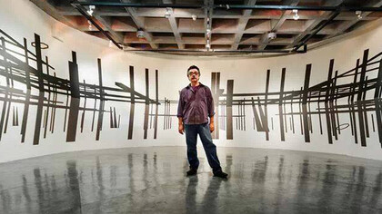 Julio Pacheco Rivas ante una de sus obras