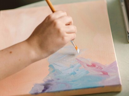le peintre a terminé l'arrière-plan et est maintenant passé à la peinture de divers objets sur la toile