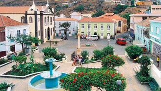 Vista da praça da Vila da Ribeira Brava, na ilha de São Nicolau, no Cabo Verde