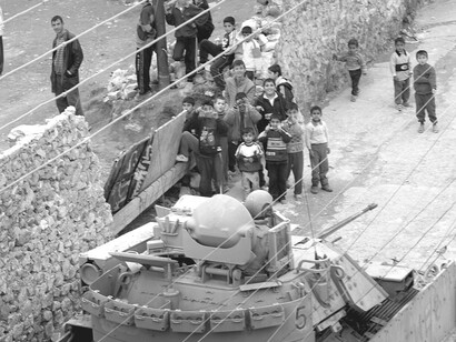 Carro in pattugliamento fra la popolazione