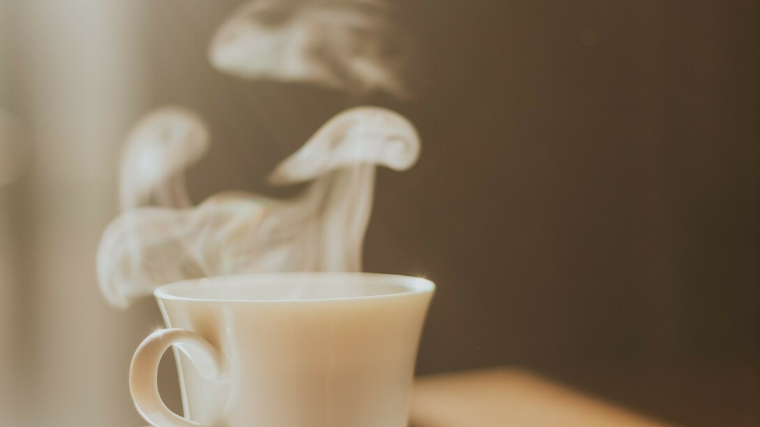 Vapeur s'échappant d'un café servi dans une tasse en porcelaine, peut-être celle d'un hôtel de luxe