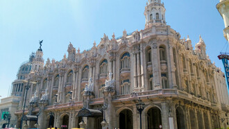El Centro Gallego de la Habana, uno de los edificio emblemáticos de la isla, sufragado por emigrantes gallegos en Cuba, es el enésimo ejemplo de la esmerada destrucción del patrimonio y la memoria a la que el pueblo gallego somete su historia desde tiempos inmemoriales: hoy el centro es denominado Gran Teatro de La Habana y muy pocos gallegos saben que allí sonó su himno por vez primera en 1907