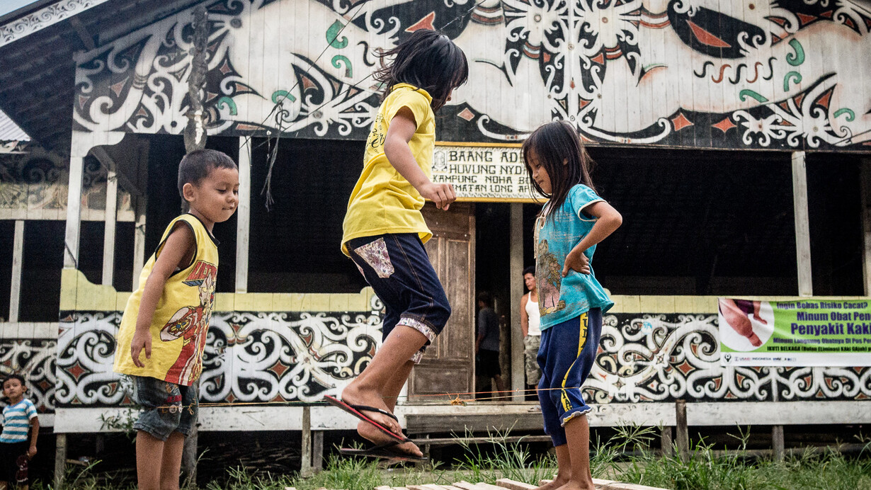Bambini giocano nella Longhouse Dayak del Kalimantan Timur - Foto di Riccardo Gallino