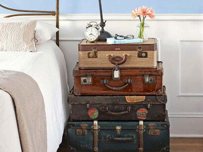 Valigie impilate a mo' di comodino