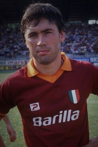 Ancelotti ha iniziato la sua carriera da calciatore come centrocampista, giocando per Parma, Roma e Milan, con cui ha vinto due Scudetti e due Coppe dei Campioni