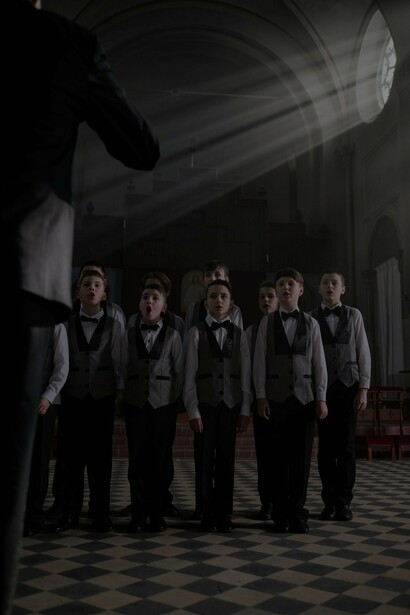 Un coro di bambini si esercita in una chiesa. Da migliaia di anni l’unico modo per emergere, per differenziarsi, è avere il coraggio di fare qualcosa di eccezionale in un mondo che ci vuole omologati