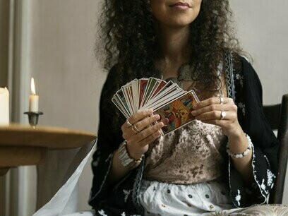 Mulher tira cartas para si. É um Arcano também associada ao esoterismo, ao estudo do oculto e ao desenvolvimento da intuição que todos possuímos, mas a que nem sempre sabemos dar o devido valor