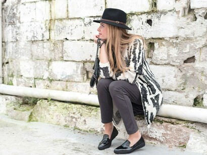 Modelo con ropa de la colección de Treboli