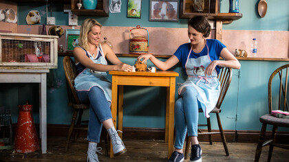 Fleabag (2016) es una serie de comedia dramática británica creada y escrita por Phoebe Waller-Bridge