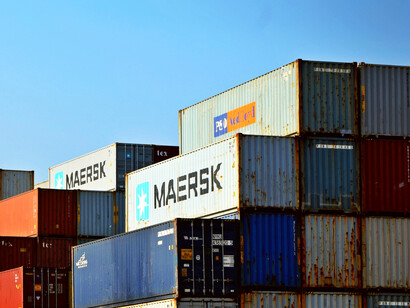 El sistema de precios es esencial para la economía de libre mercado, pues facilita la asignación eficiente de recursos y la coordinación de actividades económicas