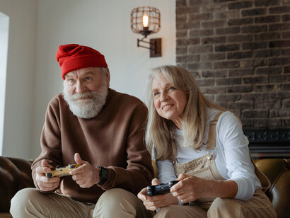 Amigos jogam jogo de aventura em um console novo