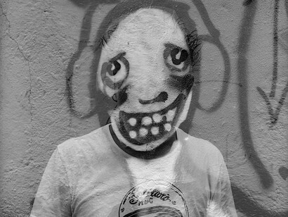 Alberto García-Alix, Autorretrato dibujado a un muro, 2013, Photographie noir et blanc, © ADAGP Alberto García-Alix, Courtesy the artist and Kamel Mennour, Paris