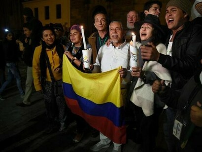 Ciudadanos colombianos celebrando el acuerdo de paz