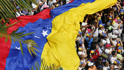 Manifestantes inundan las calles de Caracas, Venezuela