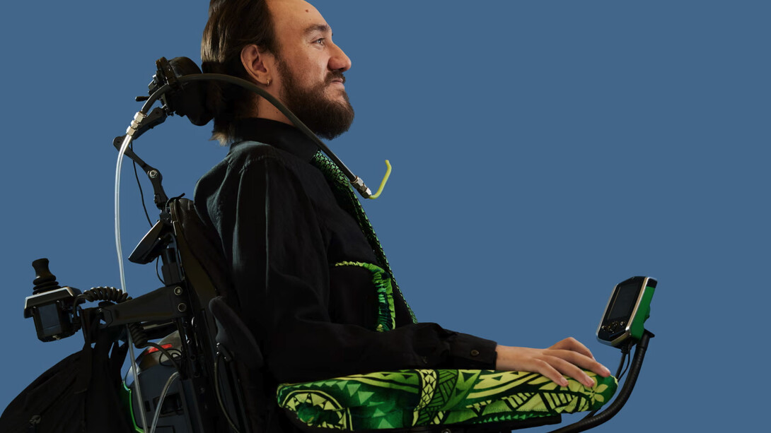 Noland Arbaugh, de 29 años, que quedó paralizado de los hombros para abajo en un accidente de buceo hace ocho años, habló sobre jugar al ajedrez y al videojuego Civilization, así como de tomar clases de japonés y francés, controlando el cursor de una pantalla de ordenador con su cerebro. "Es una locura, de verdad. Es genial", señaló Arbaugh, que bromeó sobre su telepatía gracias a Neuralink