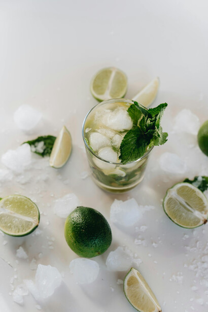 Caipirinha com cachaça. Foi triste, um caldo ralo e frio, com três rodelas de linguiça e uma cachaça de quinta categoria