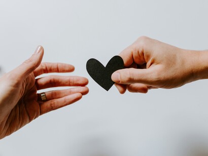 La dipendenza e l’amore condividono un effetto simile sul cervello, attivando circuiti di ricompensa che creano attaccamento e desiderio compulsivo