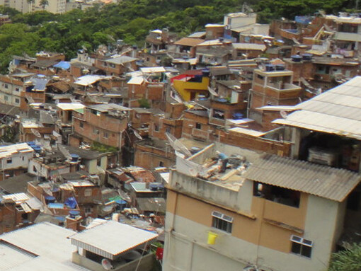 Es precisamente el orden económico que el enfoque de desarrollo occidental apoya abiertamente, el que crea y sostiene el proceso que socava las vidas de quienes se ven sumidos en la pobreza. Favela Santa Marta, en el cerro Dona Marta, en la zona sur de Río de Janeiro, Botafogo
