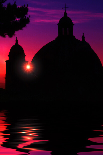 Montefiascone (Viterbo) – La Cattedrale di Santa Margherita all’alba (elaborazione dell’autore). Ph. Sergio Pessolano