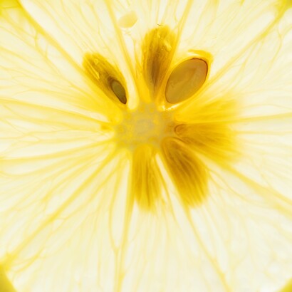 Si presenta con un colore giallo brillante e una consistenza leggermente densa