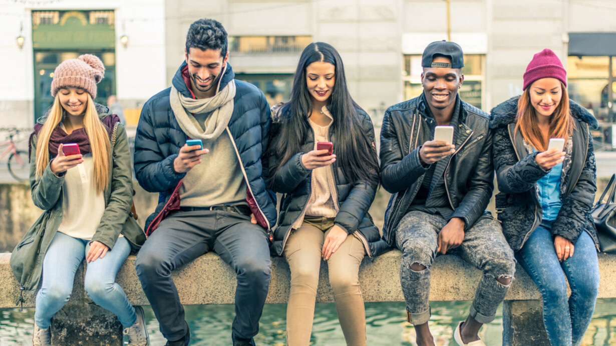 Jóvenes enviando mensajes de texto: criamos a futuros hombres y mujeres tímidos, sin capacidades básicas de comunicación e incluso con falta de seguridad y autoestima