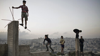Muchachos jugando en una colina con vistas a Belén, Palestina, 2007. Fotografía: Christopher Anderson