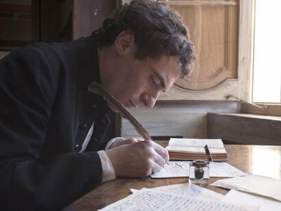 Elio Germano in una scena del film Il Giovane Favoloso