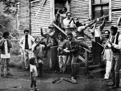 Wadsworth Jarrell, New Orleans-style group photo in painter Wadsworth Jarrell's backyard, c. 1968/printed 2015. Courtesy of George Lewis.