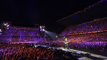 Alejandro Sanz ovacionado durante su concierto “Más es Más” en el Vicente Calderón. Foto: Actúa Comunicación