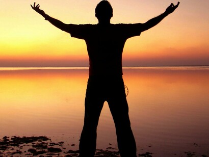 Sentimento de liberdade. Somos convidados a potencializar o crescimento pessoal em prol de atitudes solidárias para com os outros. Nesse momento, lembramo-nos da importância de atitudes empáticas em que nos colocamos no lugar do outro. Ser empático é justamente valorizar a relevância de não sermos indiferentes ao outro