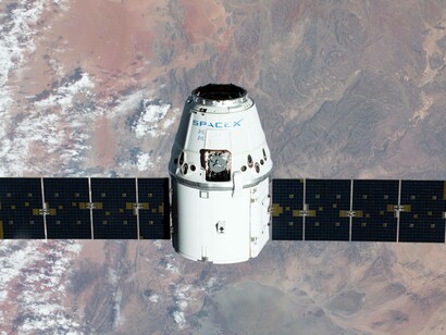 Missione SpaceX CRS-20. La nave di rifornimento SpaceX Dragon in avvicinamento alla Stazione Spaziale Internazionale mentre entrambi i veicoli spaziali volavano a 267 miglia sopra la Namibia