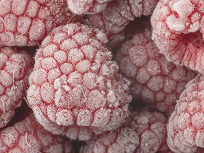 Healthy frozen snacks, like raspberries and freeze-dried fruits, are an excellent way to enjoy flavorful, nutrient-packed treats on the go