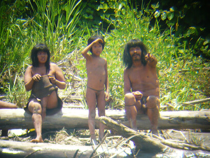 indígenas aislados Mashco-Piro en una ribera cerca del Parque Nacional del Manú. Decenas de encuentros entre indígenas Mashco-Piro no contactados, los turistas y los colonos se han registrado en los últimos años. © Jean-Paul Van Belle, 