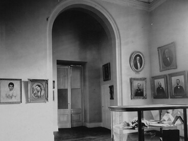 Sala Almeida Júnior: Museu Paulista, cerca de 1939. Fotografia pertencente ao Arquivo do Museu Paulista da Universidade de São Paulo. É importante lembrar que, no Império, a arte não era apenas estética: ela tinha função social e política. Os quadros de Pedro Américo e Victor Meirelles, por exemplo, ajudaram a criar uma narrativa oficial da história do Brasil. Essas obras eram exibidas em espaços públicos e se tornavam símbolos de orgulho nacional. Ao mesmo tempo, artistas como Almeida Júnior mostravam o cotidiano do povo, ampliando a visão sobre o que era ser brasileiro
