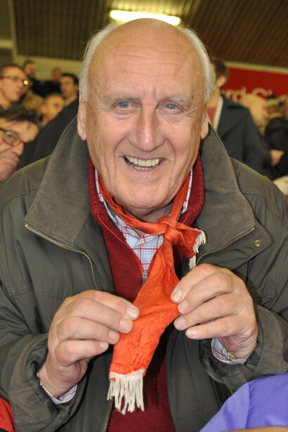 Paul shows the tie which belonged to the legendary Bill Shankly  © Pierre H. Lavi