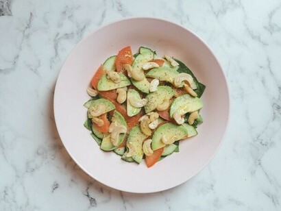 Prato de salada de abacate com tomates e nozes