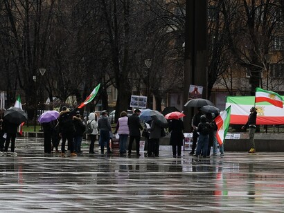 In febbraio, mentre la protesta proseguiva e le repressioni si intensificavano, anche membri della fazione riformista venivano arrestati, segnalando un irrigidimento del regime contro qualsiasi forma di dissenso interno. Foto di una protesta anti Repubblica Islamica in Iran agli inizi del 2025 a Sofia, Bulgaria 