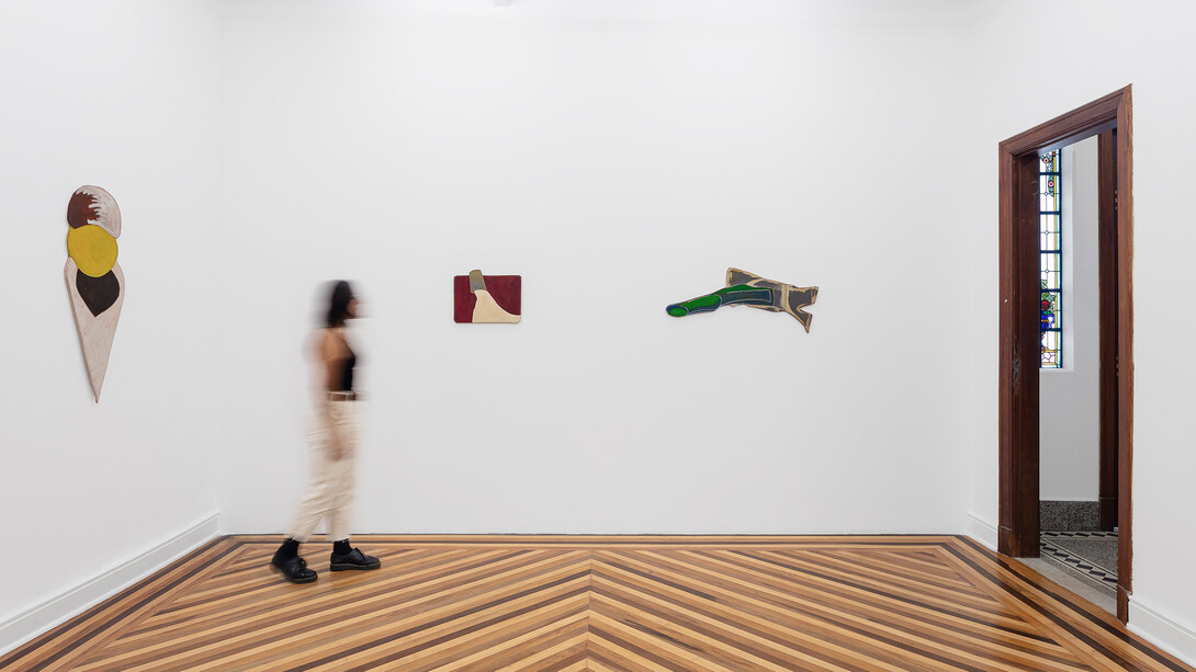 Zoé Passos, Martelo sorvete sapato, vista da exposição. Cortesia de Kubikgallery