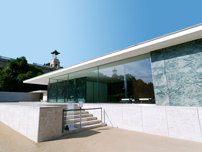 A fascinante história por trás do Pavilhão de Barcelona, projetado por Mies van der Rohe após a bem-sucedida administração da exposição Werkbund em Stuttgart em 1927. Um marco da arquitetura moderna