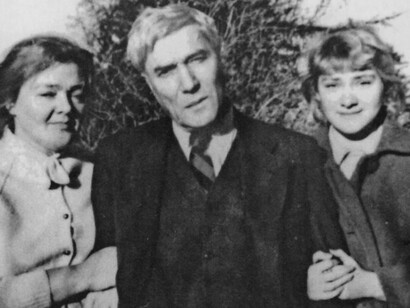 El escritor Borís Pasternak, con su último amor, Olga Ivínskaya, y su hija, Irina Emeliánova: Olga fue detenida embarazada y abortó antes de ser enviada cinco años a un campo de trabajos forzados