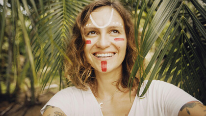 A felicidade é um conceito multifacetado que vai além das emoções momentâneas. Explore como diferentes filosofias, desde Aristóteles até o existencialismo, e descobertas científicas, como o papel dos neurotransmissores, definem e influenciam a felicidade