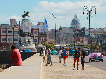 Paseantes en el Malecón de La Habana, Cuba