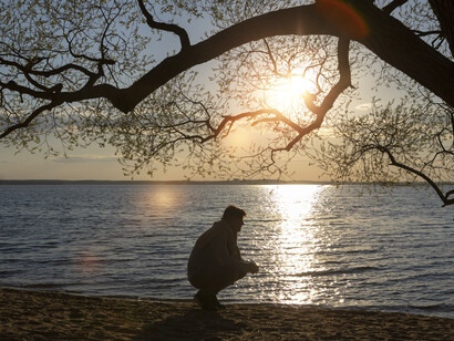 Mientras usamos plataformas web para buscar/ofrecer compañía, nos creamos ilusiones cognitivas que no coinciden con la realidad, esas ilusiones tienen consecuencias en nuestra conducta y en nuestra salud mental