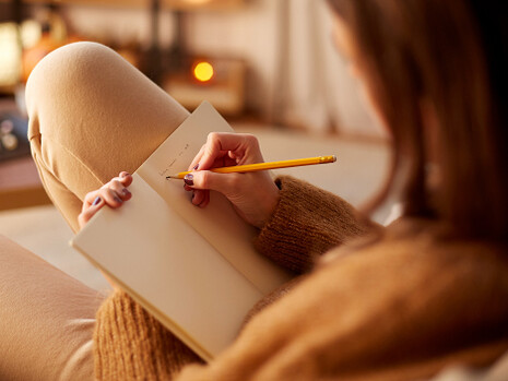 Una mujer escribiendo en su diario