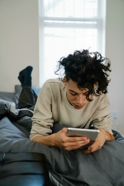 Descubra como equilibrar o uso da tecnologia em sua vida, evitando a dominância dos dispositivos eletrônicos e mantendo sua saúde mental e física em dia