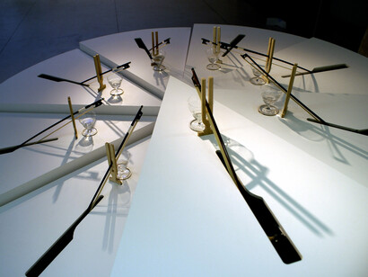 Frédéric Lecomte, La part de nos mesures, 2009, Verre, bois, son, 97 x 242 cm de diamètre © l’artiste