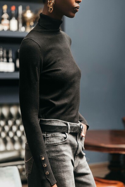 La modella sfoggia jeans Cigala's dal taglio regolare e dall’aspetto moderno. Della collezione Cigala’s e dei total look in
partnership con Red Capsul 