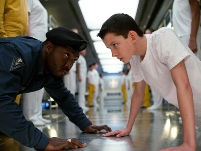 Nonso Anozie y Asa Butterfield en la adaptación cinematográfica de "El juego de Ender", dirigida por Gavin Hood (2013)