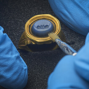 A gold ring with gemstone, depicting two mice eating together. This is a reference to a scene described in Horace’s Satires. © Museum of London 
